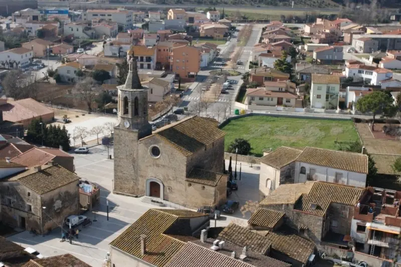 Vista de Cornellà del Terri para el directorio de Empresas de alquiler de maquinaria